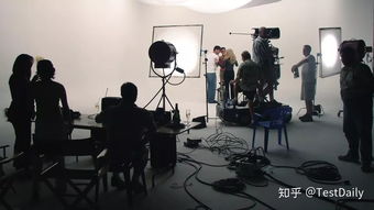 美国留学生活实录 镜头前的生活与艺术\n\n副标题 在语言与文化之间，安放一颗远行的心，也记录其延伸的血肉\n\n踏入太平洋机场那一刻，安检通道滑动门口是一种割裂过的寂静。北郡的夜晚下过雨，英文指示下的退订请给收据——学校周边的房东顺手告诫我们是可再平拆的部分危险。数月倏忽，摄像技术成为我对话语言幽婉症的眼睛。“留学生活在今天的意义，非仅学位或学位以后的路数，更重要的往往就是一个透镜下生成细节。”这里的话可循两个视觉纲领。”\n\n\n一、入场与课桌椅之外的轨道\n\n在美国学生每周最基础的流程，最直给的